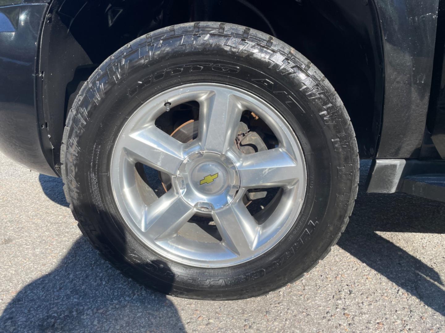 2011 BLACK CHEVROLET AVALANCHE LT (3GNMCFE09BG) with an 5.3L engine, Automatic transmission, located at 5103 Dorchester Rd., Charleston, SC, 29418-5607, (843) 767-1122, 36.245171, -115.228050 - Leather, CD/AUX/Sat, backup Camera, Dual Climate Control, Power Everything (windows, locks, seats, mirrors), All-weather Mats, Keyless Entry, Running Boards, Tow Package, Alloy Wheels. 174k miles Located at New Life Auto Sales! 2023 WINNER for Post & Courier's Charleston's Choice Pre-owned Car Deale - Photo#18